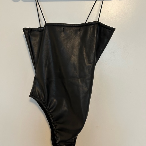 MANIÈRE DE VOIR VELOUR AND VEGAN LEATHER EIFFEL BODYSUIT & CROP SHIRT - BLACK - Picture 5 of 6